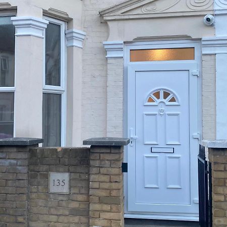 Cosy House In Newham Apartment ลอนดอน ภายนอก รูปภาพ