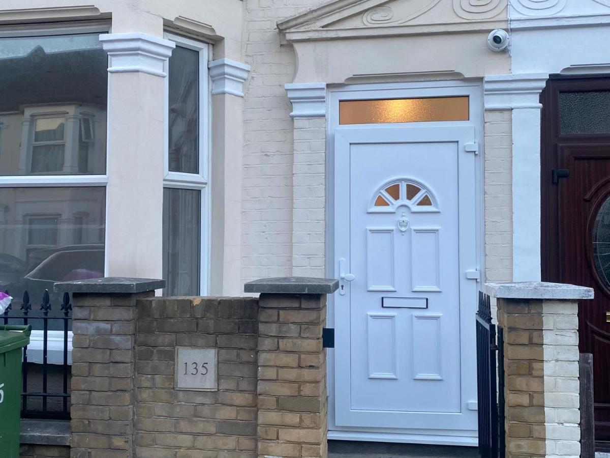 Cosy House In Newham Apartment ลอนดอน ภายนอก รูปภาพ